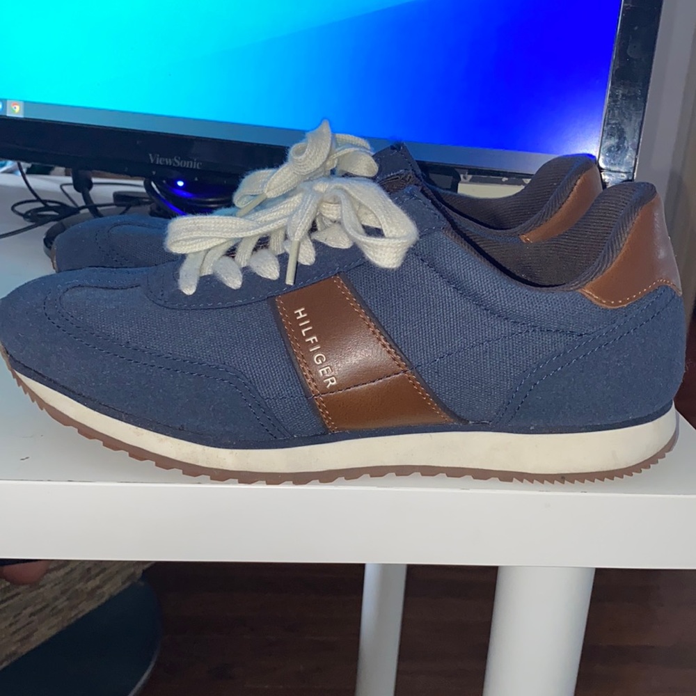 Men’s Tommy Hilfiger sneaker; size 8.5 or 41.5; Fabric: canvas